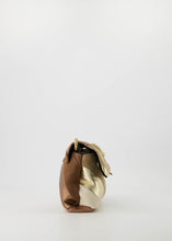 Load image into Gallery viewer, Rainbow Small tas in de kleurencombinatie Camel/Zand is gemaakt van Italiaans leer. De klep is te openen en te sluiten door middel van een magneetsluiting. De tas is voorzien van een hoofdvak en een steekvak, heeft een ketting hengsel met gouden finish en een leren band. Verkrijgbaar in Fuchsia-Multicolor, Camel-Zand Suede.
