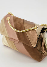 Afbeelding in Gallery-weergave laden, Rainbow Small tas in de kleurencombinatie Camel/Zand is gemaakt van Italiaans leer. De klep is te openen en te sluiten door middel van een magneetsluiting. De tas is voorzien van een hoofdvak en een steekvak, heeft een ketting hengsel met gouden finish en een leren band. Verkrijgbaar in Fuchsia-Multicolor, Camel-Zand Suede.
