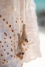 Afbeelding in Gallery-weergave laden, Short Dress Mirabel Powder van ibzmode is een linnen broderie korte jurk met elastische band in de taille. Jurkje is bewerkt met schelpjes en jute. Draagt heerlijk luchtig en heeft strikken bij de buste. Jurk heeft een oversized fit, vind je dit minder mooi? Bestel een maatje kleiner.
