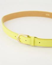 Load image into Gallery viewer, Gele Riem Suus is een mooie basis riem, vervaardigd van hoogwaardig leer met goudkleurige gesp. De riem is eventueel in te korten door middel van een schroef kop. Deze riem is verkrijgbaar in verschillende kleuren: Geel, Bruin-Luipaard.
