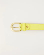 Load image into Gallery viewer, Gele Riem Suus is een mooie basis riem, vervaardigd van hoogwaardig leer met goudkleurige gesp. De riem is eventueel in te korten door middel van een schroef kop. Deze riem is verkrijgbaar in verschillende kleuren: Geel, Bruin-Luipaard.

