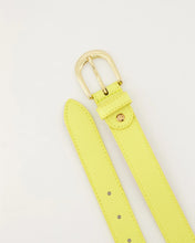 Load image into Gallery viewer, Gele Riem Suus is een mooie basis riem, vervaardigd van hoogwaardig leer met goudkleurige gesp. De riem is eventueel in te korten door middel van een schroef kop. Deze riem is verkrijgbaar in verschillende kleuren: Geel, Bruin-Luipaard.

