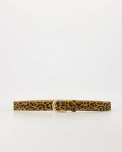 Afbeelding in Gallery-weergave laden, Riem Suus Luipaard is een mooie basis riem, vervaardigd van leer met goudkleurige gesp. De riem is eventueel in te korten door middel van een schroef kop.

