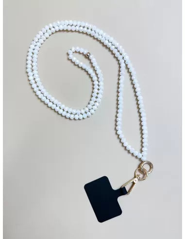 Telefoonketting lang met goudkleurige ring en witte parelmoer kralen. Super trendy en eenvoudig te bevestigen aan jouw telefoon met een plaatje. De telefoonketting heeft een lengte van ca. 125 cm.