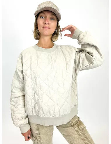 Beige Trui Jess is een doorgestikte trui van katoen. De trui is verkrijgbaar in one size, draagbaar voor maat S t/m XL en is verkrijgbaar in verschillende kleuren: Beige, Zwart, Groen, Fuchsia.