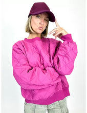 Afbeelding in Gallery-weergave laden, Fuchsia Trui Jess is een doorgestikte trui van katoen. De trui is verkrijgbaar in one size, draagbaar voor maat S t/m XL en is verkrijgbaar in verschillende kleuren: Beige, Zwart, Groen, Fuchsia.
