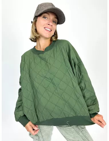 Groene Trui Jess is een doorgestikte trui van katoen. De trui is verkrijgbaar in one size, draagbaar voor maat S t/m XL en is verkrijgbaar in verschillende kleuren: Beige, Zwart, Groen, Fuchsia.