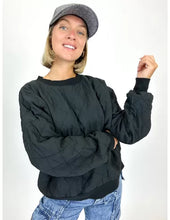 Afbeelding in Gallery-weergave laden, Zwarte Trui Jess is een doorgestikte trui van katoen. De trui is verkrijgbaar in one size, draagbaar voor maat S t/m XL en is verkrijgbaar in verschillende kleuren: Beige, Zwart, Groen, Fuchsia.
