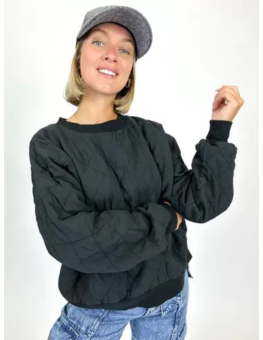 Zwarte Trui Jess is een doorgestikte trui van katoen. De trui is verkrijgbaar in one size, draagbaar voor maat S t/m XL en is verkrijgbaar in verschillende kleuren: Beige, Zwart, Groen, Fuchsia.