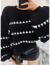 Load image into Gallery viewer, Trui Kaylinn Zwart is een heerlijk zacht grof gebreide korte trui met gestreept patroon. Trui heeft lange ballonmouwen en een rib gebreide boord aan de halslijn, onderkant en onder aan de mouwen. Trui Kaylinn is verkrijgbaar in één maat, is geschikt voor maat S t/m XL, en verkrijgbaar in verschillende kleuren: grijs, zwart.
