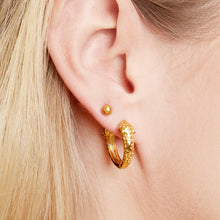 Afbeelding in Gallery-weergave laden, Minimalistische oorbellen. Oorbellen zijn verkrijgbaar in goudkleurig en zilverkleurig.
