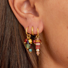 Afbeelding in Gallery-weergave laden, Kleurrijke oorbellen met charms. 
