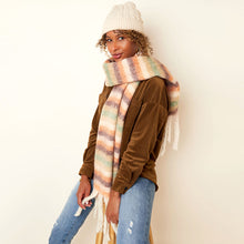 Load image into Gallery viewer, Sjaal Striped Winter is een warme en fluffy sjaal met fringles in een mooie kleuren combinatie. Met deze sjaal ben je helemaal klaar voor het najaar en de winter.
