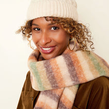 Afbeelding in Gallery-weergave laden, Sjaal Striped Winter is een warme en fluffy sjaal met fringles in een mooie kleuren combinatie. Met deze sjaal ben je helemaal klaar voor het najaar en de winter.
