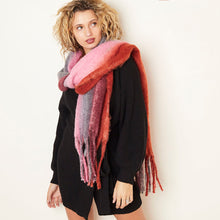 Load image into Gallery viewer, Sjaal Winter Balage Rood is een warme en fluffy sjaal met fringles in een mooie kleuren combinatie. Met deze sjaal ben je helemaal klaar voor het najaar en de winter.
