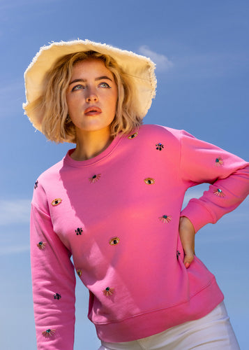Roze Sweater EYE SEE YOU BUBBLE GUM PINK van DAY x fee G, is een luxe en super comfortabele trui met een geweldige streetstyle- look. De sweater heeft leuke details met luxe kralen. Prachtige trui van 100% katoen.
