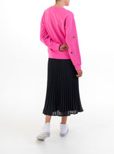 Load image into Gallery viewer, Roze Sweater EYE SEE YOU BUBBLE GUM PINK van DAY x fee G, is een luxe en super comfortabele trui met een geweldige streetstyle- look. De sweater heeft leuke details met luxe kralen. Prachtige trui van 100% katoen.
