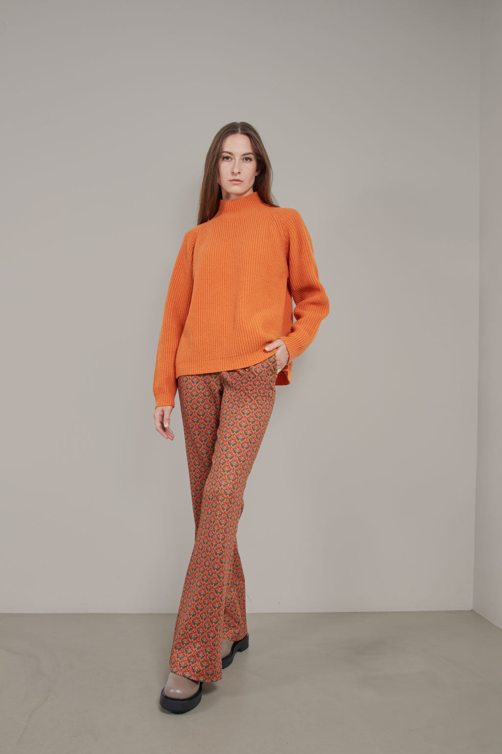 Broek Boa Flared Pants Peacock met elastische, hoge tailleband sluit naadloos aan op het comfort van de kwaliteit en bieden dan ook een flaterend karakter. Gemaakt van een comfortabele, middelzware stretch materialenmix in een scuba jersey kwaliteit met een iets zwaardere stof.