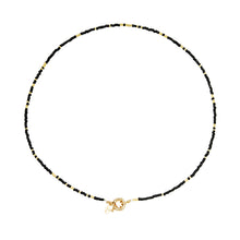 Afbeelding in Gallery-weergave laden, Ketting Booka heeft kleine zwarte en goudkleurige beads kraaltjes en slotje om bedels aan te hangen. Van deze serie is ook een armband verkrijgbaar. De lengte van de ketting is 50cm, in goudkleurig.

