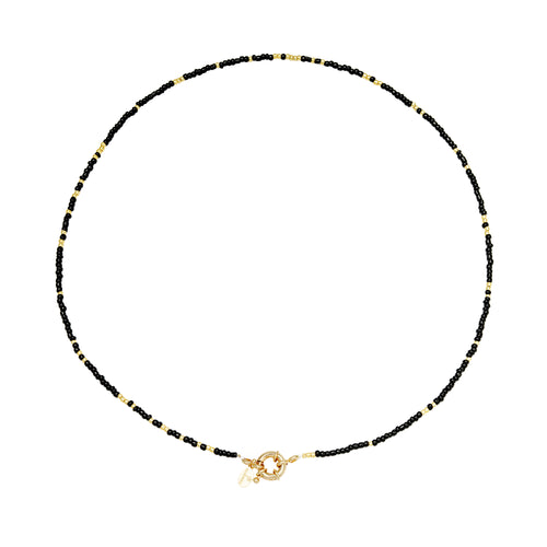 Ketting Booka heeft kleine zwarte en goudkleurige beads kraaltjes en slotje om bedels aan te hangen. Van deze serie is ook een armband verkrijgbaar. De lengte van de ketting is 50cm, in goudkleurig.