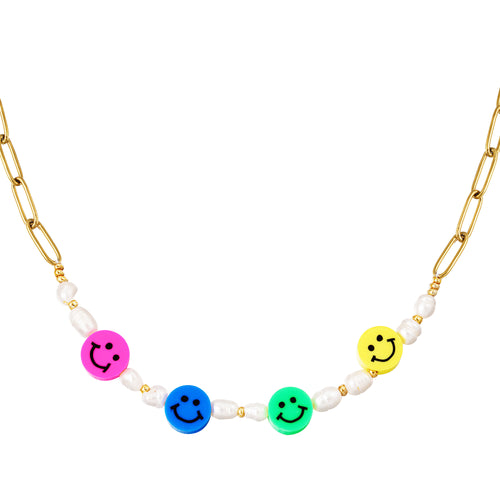 Zomerse ketting met gekleurde kleine smileys. De lengte van de ketting is 37cm en heeft een mooie schakel met gecultiveerde parels en kunststof smileys. 