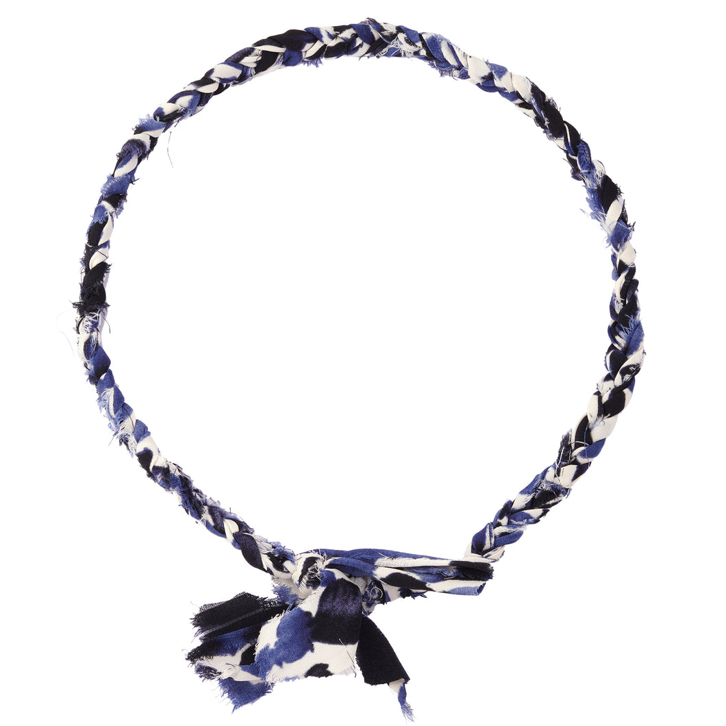 Ketting van gevlochten stof. Ketting is verkrijgbaar in verschillende kleuren: bruin, blauw en groen. 