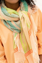 Afbeelding in Gallery-weergave laden, Prachtige sjaal van Moment Amsterdam in de kleuren groen, zalm en fluo. Met deze sjaal maak jij jouw outfit compleet.  Item referentie sjaal is 23.308-23 in de kleur 501 Bright Green. Sjaal heeft een afmeting van 100cmx180cm en is vervaardigd van 100% katoen.
