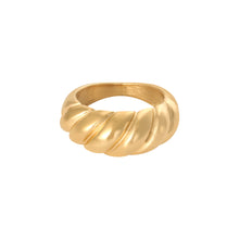 Load image into Gallery viewer, Ring Baguette Small is een echte statement ring, maar elegant tegelijkertijd. Hiermee heb je een ontzettend mooi sieraad! Deze ring is verkrijgbaar in Small en Large en in verschillende ringmaten.
