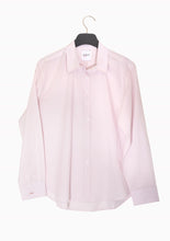 Afbeelding in Gallery-weergave laden, Roze Blouse van Moment Amsterdam, 27.701-23 type boyfriend shirt is een prachtige basis blouse. Deze blouse is verkrijgbaar in verschillende kleuren: Baby Pink, Baby Blue en mag zeker niet in jouw garderobe ontbreken.
