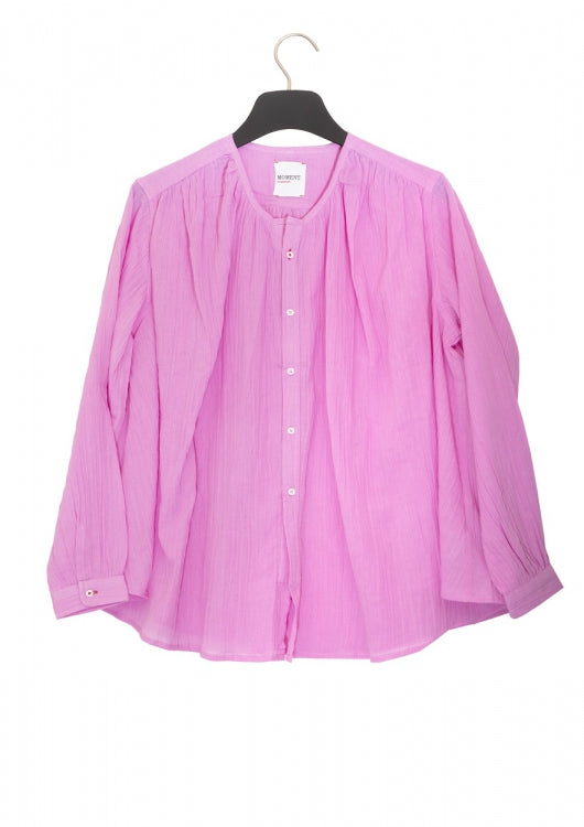 Roze Blouse van Moment Amsterdam, 27.705-23, geplooid is een prachtige wijde blouse met een ronde hals en knoopjes. Deze blouse is verkrijgbaar in verschillende kleuren: African Violet (605) en Sea Green (502).  Deze blouse is een mooie aanvulling voor in jouw garderobe.