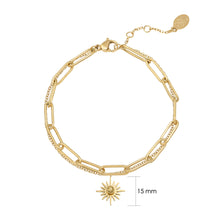 Load image into Gallery viewer, Armband Sun bestaat uit twee verschillende armbanden met schakels en een bedel. De lengte van de armband is 16cm, in goudkleurig stainless steel.
