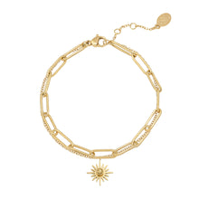 Load image into Gallery viewer, Armband Sun bestaat uit twee verschillende armbanden met schakels en een bedel. De lengte van de armband is 16cm, in goudkleurig stainless steel.
