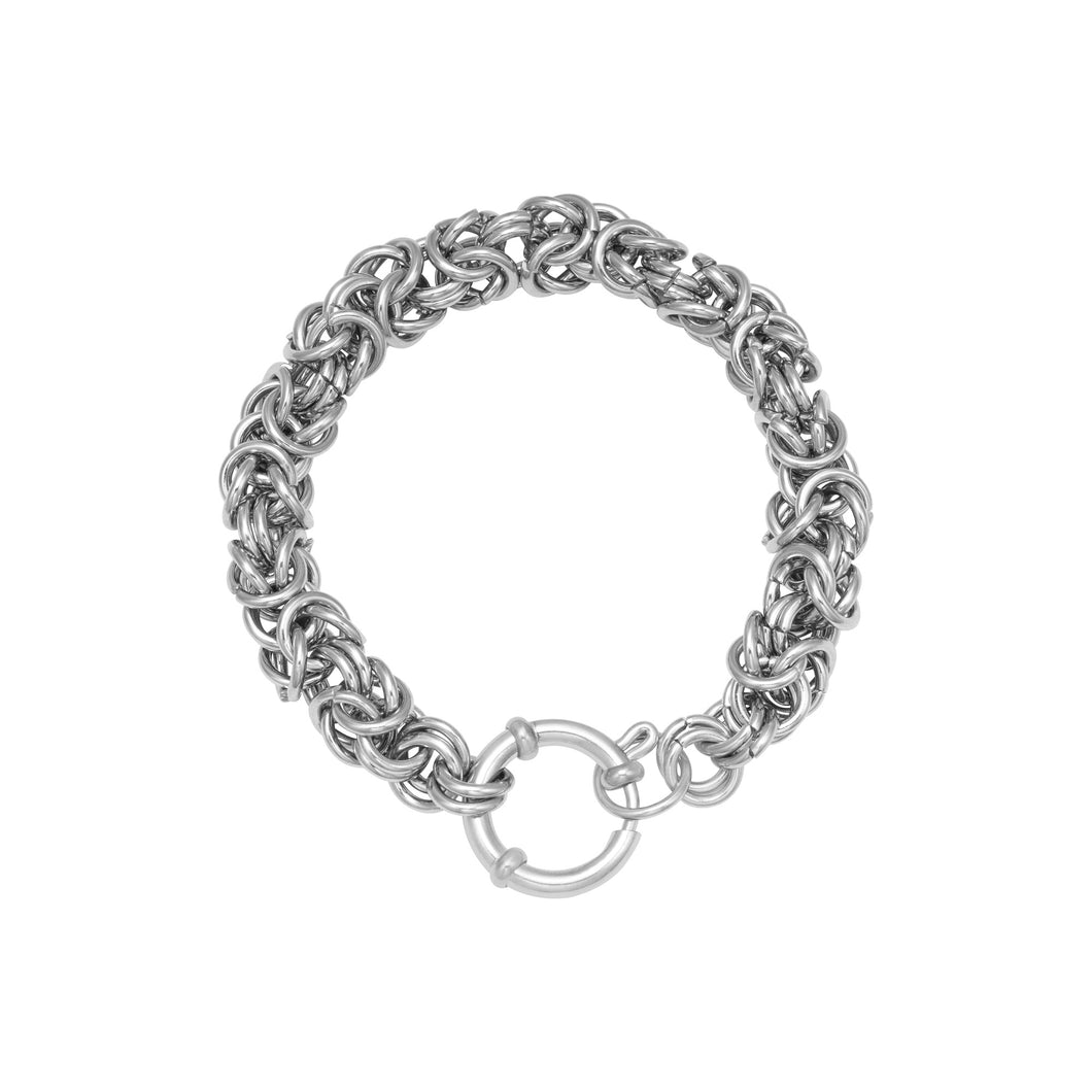 Armband Round Chain Tiana heeft een mooie wat grovere schakel. En heeft een groot slot, om leuke bedels aan te hangen. De lengte van de armband is 19cm, in zilverkleurig stainless steel.