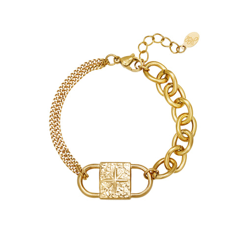 Armband Big Lock heeft twee verschillende schakels, een fijne en grovere schakel. En heeft een slot als leuk detail. De lengte van de armband is 16cm in goudkleurig stainless steel.