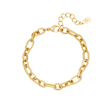 Load image into Gallery viewer, Armband Chains heeft een trendy schakel. De lengte van deze armband is 16.5cm, in goudkleurig stainless steel. Van deze serie zijn ook oorbellen verkrijgbaar.
