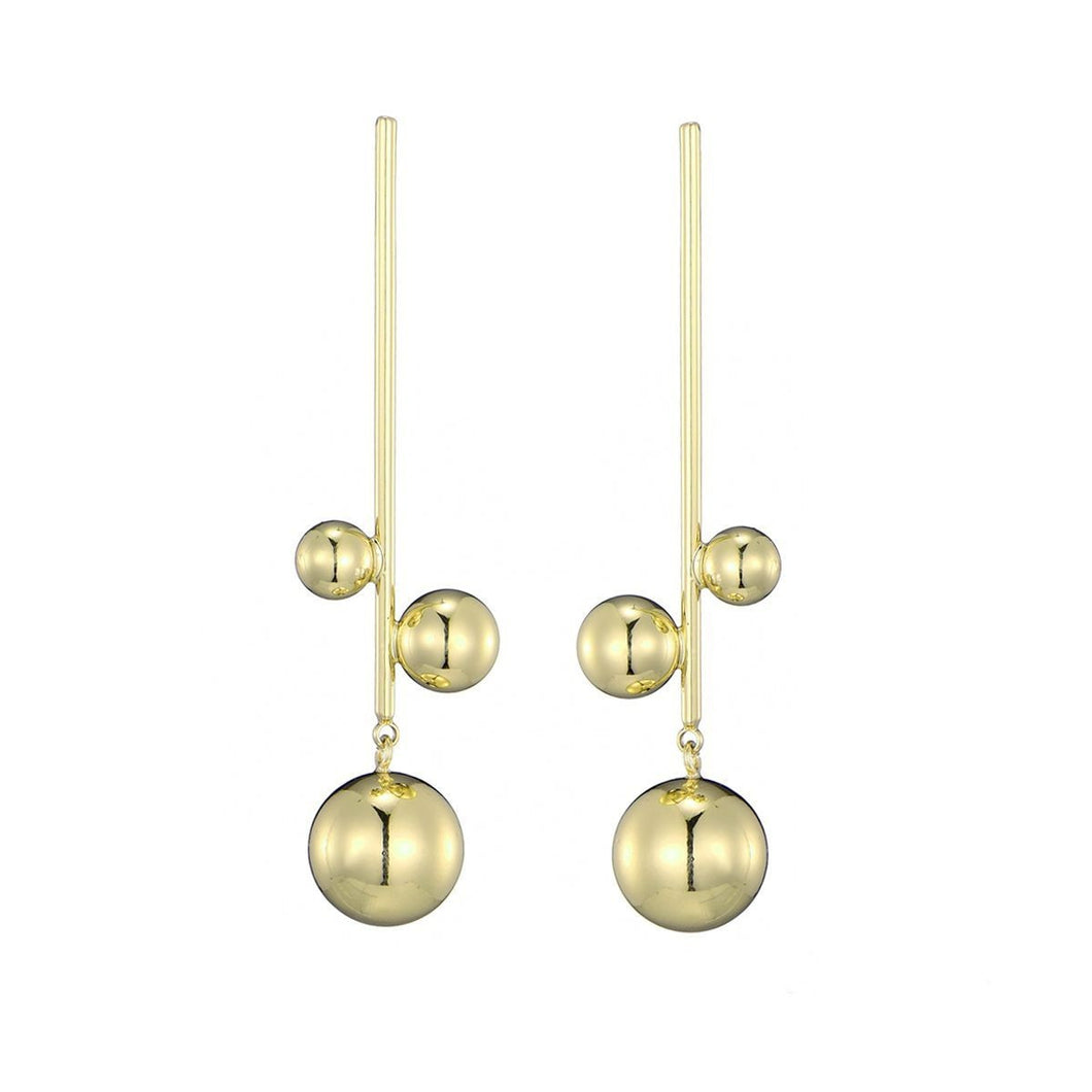 Oorbellen van Sweet 7, type oorstekers, een staaf waaraan verschillende grootte ballen bevestigd zijn.