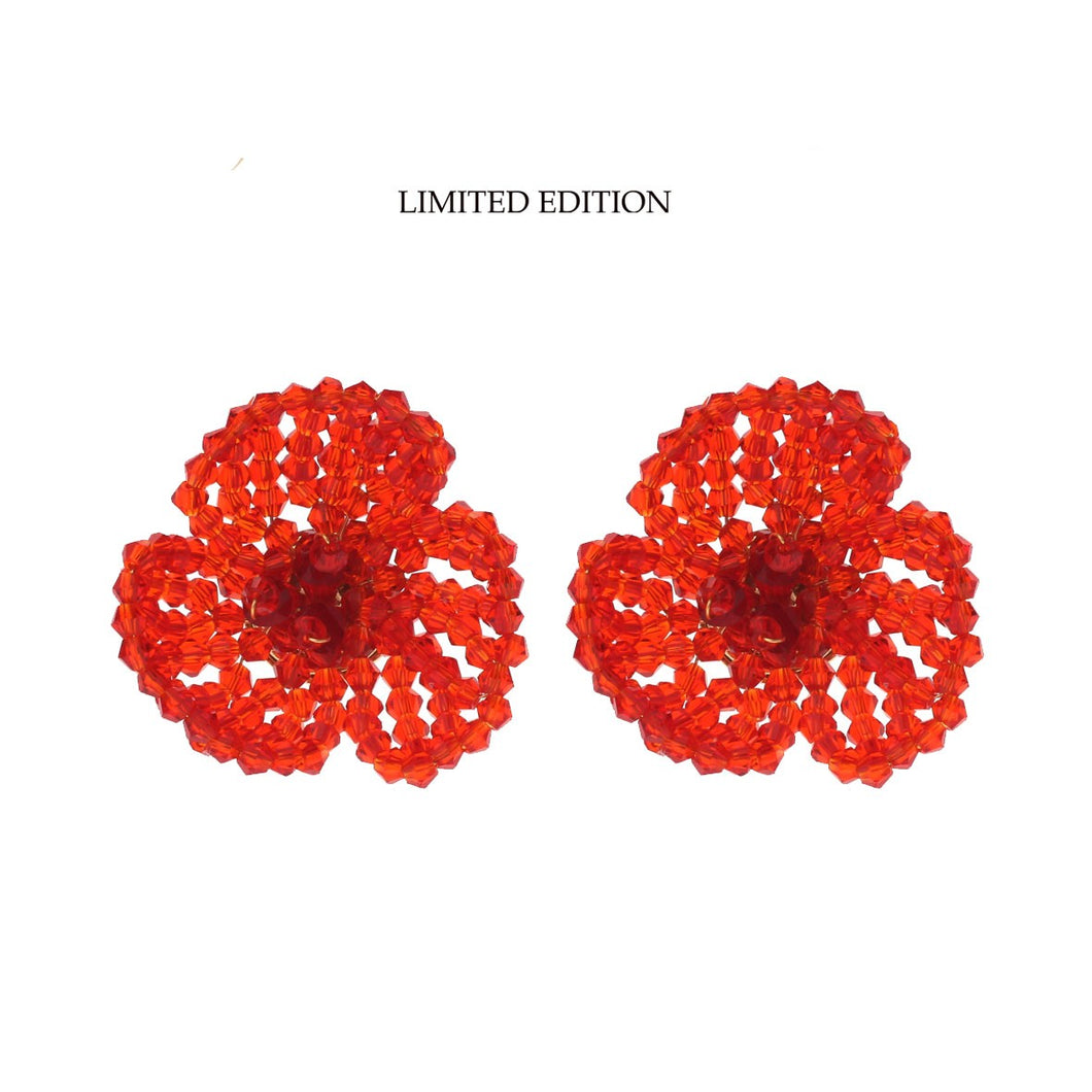 Rode Oorbellen Big Red Flower zijn prachtig vormgegeven in de vorm van een bloem, in rode heldere kraaltjes. Limited Edition.  Afmeting oorbellen ca.  : 4cm x 4cm.