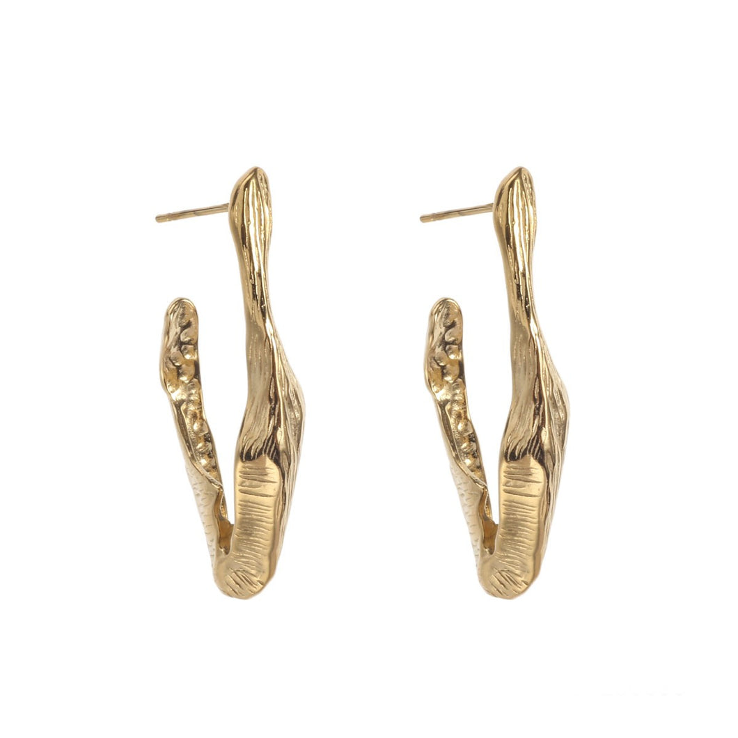Goudkleurige Oorbellen Hammered by Jam zijn mooie stijlvolle oorbellen, type oorstekers in ovale vorm. De afmeting van deze oorbel is 4cm x 2cm.