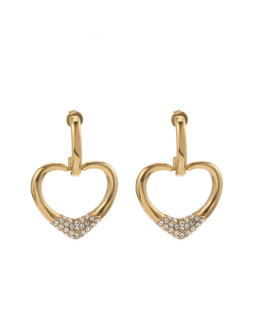 Goudkleurige Oorbellen Open Heart by Jam van stainless steel zijn mooie oorbellen, type oorstekers, in de vorm van een hart. Onderkant van het hart is bekleed met strass steentjes. 