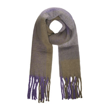 Load image into Gallery viewer, Paarse Sjaal, Winter Time Paars is een warme en fluffy sjaal met fringles in een mooie kleuren combinatie. Met deze sjaal ben je helemaal klaar voor het najaar en de winter.

