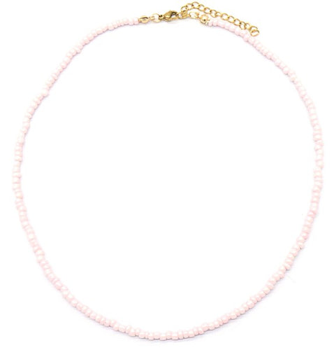 Kralen Ketting Zacht Roze, met deze ketting voeg je kleur toe aan je outfit. Ketting heeft kleine kraaltjes, een lengte van 47cm en is te verlengen met een kettinkje. Ketting is verkrijgbaar in verschillende kleuren: Turquoise, Roze, Geel, Zacht Roze, Paars, Oranje, Koraal, Groen, Mint, Wit, Zwart, Multicolor.