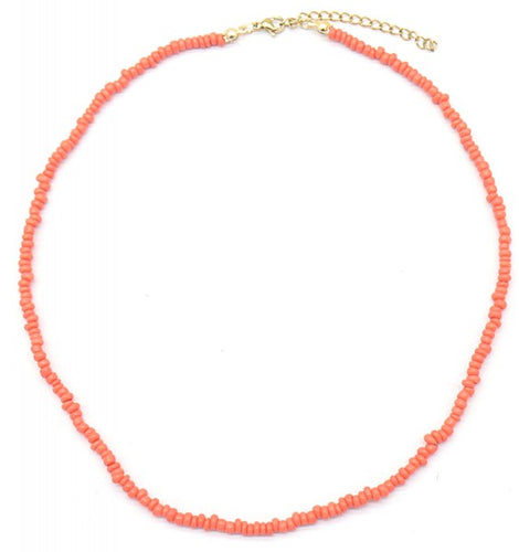 Kralen Ketting Koraal, met deze ketting voeg je kleur toe aan je outfit. Ketting heeft kleine kraaltjes, een lengte van 47cm en is te verlengen met een kettinkje. Ketting is verkrijgbaar in verschillende kleuren: Turquoise, Roze, Geel, Zacht Roze, Paars, Oranje, Koraal, Groen, Mint, Wit, Zwart, Multicolor.