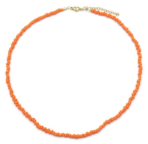 Kralen Ketting Oranje, met deze ketting voeg je kleur toe aan je outfit. Ketting heeft kleine kraaltjes, een lengte van 47cm en is te verlengen met een kettinkje. Ketting is verkrijgbaar in verschillende kleuren: Turquoise, Roze, Geel, Zacht Roze, Paars, Oranje, Koraal, Groen, Mint, Wit, Zwart, Multicolor.