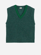 Load image into Gallery viewer, Groene Spencer LEGALATE is van een Engels breisel, is een recht model, heuplengte en heeft een geribbelde afwerking met een lurex draad als mooi detail. Draag deze mouwloze trui met V-hals met een blouse. De spencer is verkrijgbaar in verschillende kleuren: Groen, Okergeel, Violet en Roze.
