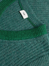 Load image into Gallery viewer, Groene Spencer LEGALATE is van een Engels breisel, is een recht model, heuplengte en heeft een geribbelde afwerking met een lurex draad als mooi detail. Draag deze mouwloze trui met V-hals met een blouse. De spencer is verkrijgbaar in verschillende kleuren: Groen, Okergeel, Violet en Roze.
