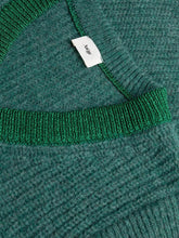 Afbeelding in Gallery-weergave laden, Groene Spencer LEGALATE is van een Engels breisel, is een recht model, heuplengte en heeft een geribbelde afwerking met een lurex draad als mooi detail. Draag deze mouwloze trui met V-hals met een blouse. De spencer is verkrijgbaar in verschillende kleuren: Groen, Okergeel, Violet en Roze.
