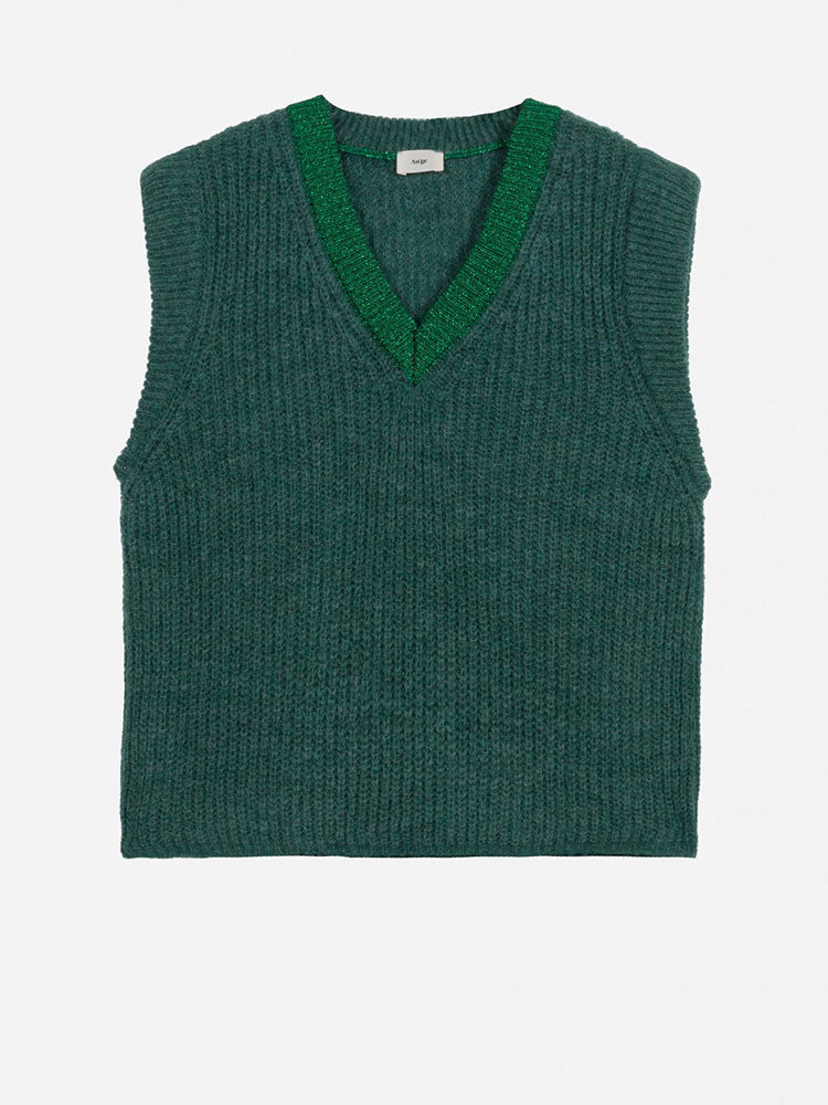 Groene Spencer LEGALATE is van een Engels breisel, is een recht model, heuplengte en heeft een geribbelde afwerking met een lurex draad als mooi detail. Draag deze mouwloze trui met V-hals met een blouse. De spencer is verkrijgbaar in verschillende kleuren: Groen, Okergeel, Violet en Roze.