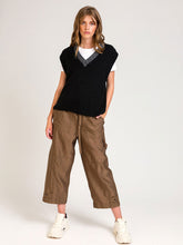 Load image into Gallery viewer, Zwarte Spencer LEGALATE is van een Engels breisel, is een recht model, heuplengte en heeft een geribbelde afwerking met een lurex draad als mooi detail. Draag deze mouwloze trui met V-hals met een blouse. De spencer is verkrijgbaar in verschillende kleuren: Groen, Okergeel, Violet en Roze.
