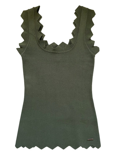 Groene top Armygroen van Ambika met schulpstructuur bij de banden en aan de onderkant van de top..