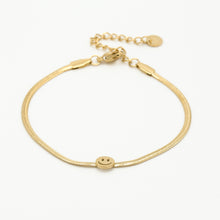 Afbeelding in Gallery-weergave laden, Armband Snake met Smiley is een leuke armband met snake schakel en een smiley als hanger. De lengte van de armband is 16cm, in goudkleurig stainless steel.
